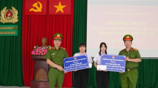 Đại học CSND dâng hương tri ân các Anh hùng – Liệt sĩ và tặng quà học sinh nghèo ở Côn Đảo