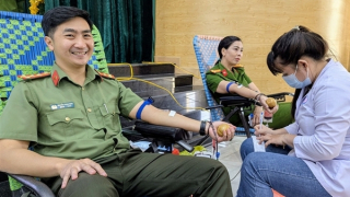 Hàng trăm CBCS Công an tỉnh An Giang hiến máu tình nguyện