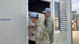 Chiến sĩ "mũ nồi xanh" Việt Nam cải tạo sân trường học ở Abyei