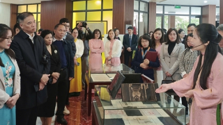 Chiêm ngưỡng mộc bản Chiếu dời đô, bản khắc ban chiếu quốc hiệu quốc gia Việt Nam