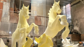 Tham quan xưởng làm chế tác linh vật ngựa khổng lồ phục vụ Đường hoa Nguyễn Huệ 2026