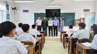 Khen thưởng đột xuất nam sinh cứu giúp phi công vụ rơi máy bay ở Đắk Lắk