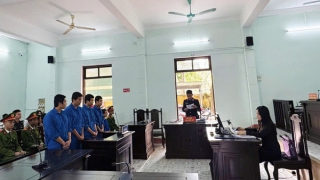 Nhóm trai làng chia nhau 29 năm tù vì lên phố... “bay lắc”