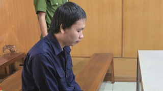 Tên cướp xâm hại bé gái bán vé số lĩnh 26 năm tù