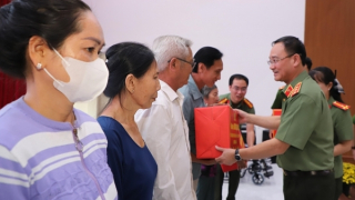 Thứ trưởng Phạm Thế Tùng trao tặng quà tết tại TP Cần Thơ