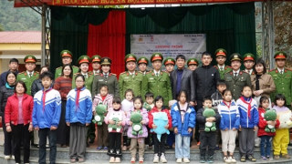 Học viện CSND tặng quà cho học sinh và cán bộ Công an tại Cao Bằng