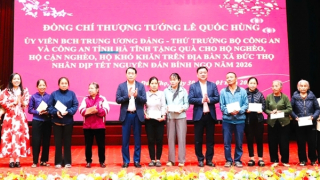 Thứ trưởng Lê Quốc Hùng tặng quà tết cho các hộ nghèo tại Hà Tĩnh