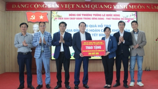 Thứ trưởng Lê Quốc Hùng trao quà Tết tặng người dân có hoàn cảnh khó khăn ở TP Huế