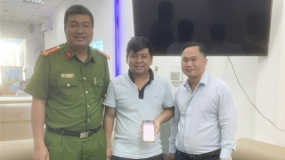 Công an xã ở Cần Thơ hỗ trợ người dân nhận lại 600 triệu đồng chuyển nhầm