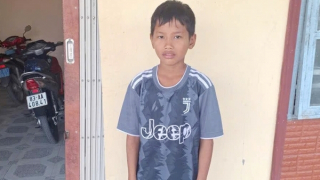 Tìm người thân cho bé trai đi lạc từ Cà Mau lên Cần Thơ