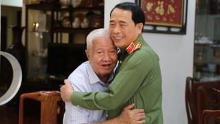 Thứ trưởng Lê Quốc Hùng thăm hỏi, chúc Tết gia đình các đồng chí nguyên lãnh đạo Bộ Công an