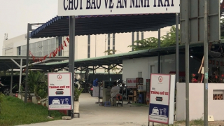 Bãi giữ xe cho người đi Metro “mọc” trên đất quảng trường?