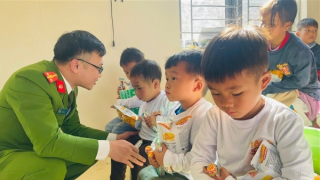 Chiến sĩ Công an “sưởi ấm” vùng cao Xứ Thanh