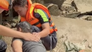 Công an kịp thời cứu người đàn ông nhảy cầu Đồng Nai tự tử