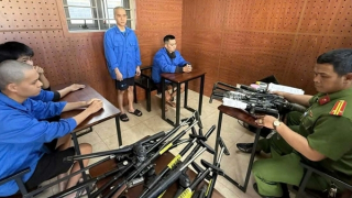 Triệt phá đường dây chuyên chế tạo, mua bán súng quân dụng