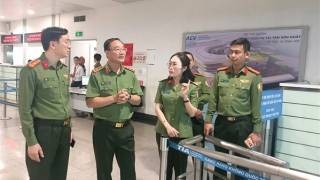 Thứ trưởng Phạm Thế Tùng kiểm tra công tác tại Cảng hàng không Quốc tế Tân Sơn Nhất