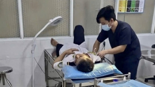 Bắt nhóm đối tượng bốc đầu xe đánh 2 người nhập viện