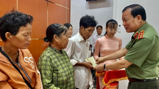 Thượng tướng Lê Tấn Tới trao quà Tết cho người dân 6 xã biên giới Tây Ninh