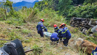 Xe tải mất phanh lao xuống vực đèo Bảo Lộc, tài xế tử vong