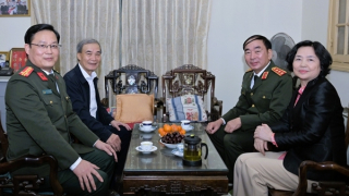 Thứ trưởng Trần Quốc Tỏ thăm, chúc Tết gia đình cố Thứ trưởng Thường trực Phạm Tâm Long