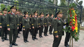 Công an cửa khẩu Cảng hàng không quốc tế Nội Bài dâng hương tưởng niệm các anh hùng liệt sĩ