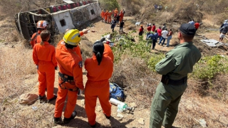 Brazil: Xe buýt mất lái khi qua cua, nhiều người bị hất văng ra ngoài