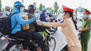 Xây dựng hình ảnh đẹp về người chiến sĩ CSGT ở Vĩnh Long