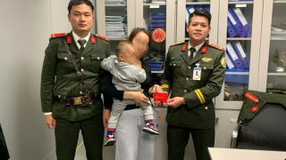 Nữ hành khách bỏ quên nhẫn, lắc vàng ở sân bay vui mừng nhận lại tài sản