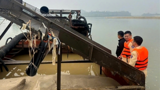 Bắt quả tang 2 tàu "cát tặc" đang khai thác trên sông Lam