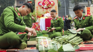 Cảnh sát cơ động trổ tài gói bánh chưng đón Tết