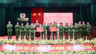 Giao lưu văn nghệ, trao tặng sách xây dựng “Tủ sách hướng thiện”