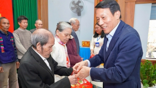 Minister Luong Tam Quang presents Tet gifts to policy beneficiary families in Hue City