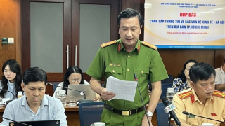 Gắn thiết bị truyền tin báo cháy miễn phí cho người dân trong hẻm nhỏ