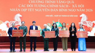 Đoàn ĐBQH tỉnh Bắc Ninh trao quà Tết cho các đối tượng chính sách - xã hội.