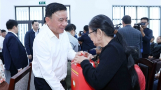 Thường trực Ban Bí thư Trần Cẩm Tú thăm, tặng quà Tết tại TP Đà Nẵng