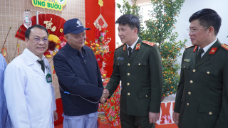 Cục Kế hoạch và tài chính tặng quà các bệnh nhân có hoàn cảnh khó khăn