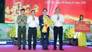 Công an TP Cần Thơ vận động, trao 1.000 căn nhà tặng các gia đình khó khăn