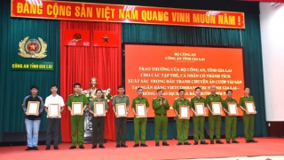 Khen thưởng lực lượng phá chuyên án cướp ngân hàng ở Gia Lai