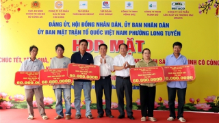 Cục An ninh chính trị nội bộ tặng quà Tết người dân khó khăn ở TP Cần Thơ