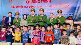 Trường Đại học PCCC tặng quà cho học sinh nghèo Phú Thọ