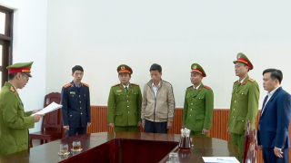 Cán bộ địa chính phường làm thủ tục cấp sổ đỏ bằng chiêu lạ