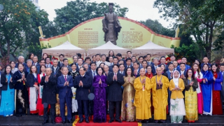 Chủ tịch nước Lương Cường cùng đại biểu kiều bào dâng hương tại Tượng đài Lý Thái Tổ và đền Ngọc Sơn