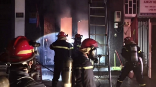 Cảnh sát phá cửa cứu 4 người trong gia đình thoát khỏi đám cháy