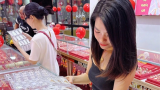 Nhà đầu tư chóng mặt theo cơn sốt bạc