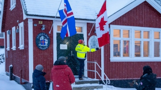 Bắc Cực nóng lên, ngoại giao cũng nóng theo