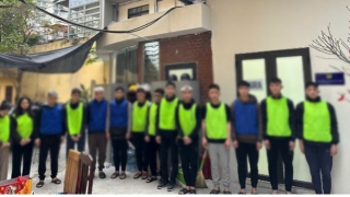 Tạm giữ nhóm đối tượng sử dụng bình xịt hơi cay, súng bắn pháo diêm gây rối trật tự công cộng