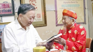 Tổng Bí thư Tô Lâm đến thăm, chúc Tết nhà nghiên cứu Nguyễn Đình Tư