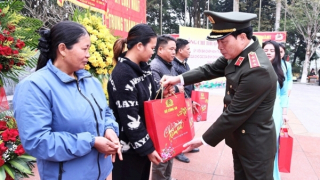 Deputy Minister Le Quoc Hung presents Tet gifts to policy beneficiary families in Tuyen Quang