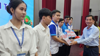 Trao 278 suất học bổng Lương Định Của tặng sinh viên hiếu học