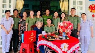 Công an TP Hồ Chí Minh tặng quà, chúc Tết Mẹ Việt Nam anh hùng